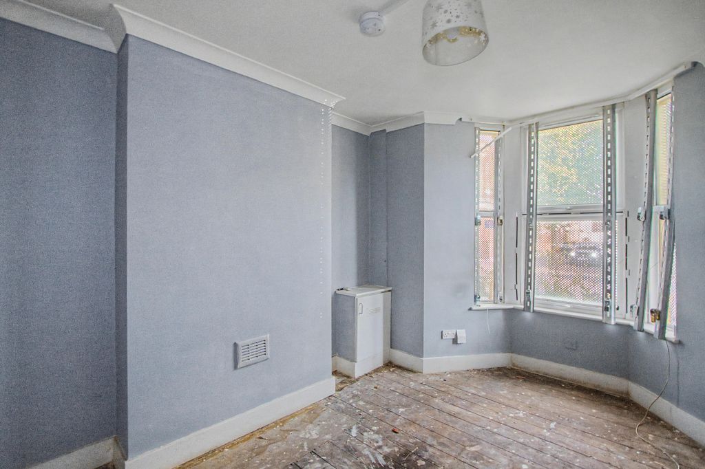 Property photo 2 of 12 Ground Floor Flat, 5 Ham Park Road, London E15 4He