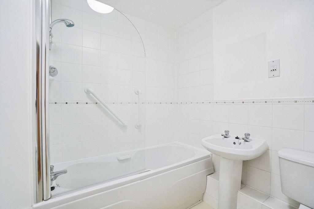 Property photo 3 of 23 Bathroom