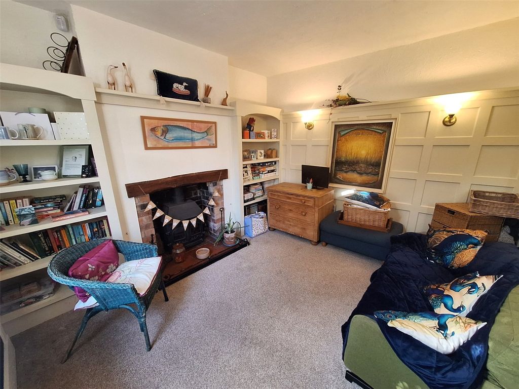 Property photo 2 of 11 Lounge