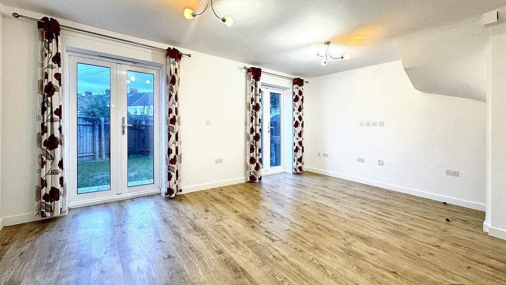 Property photo 1 of 15 Bright, Modern Living Room With Wood-Effect Floori...