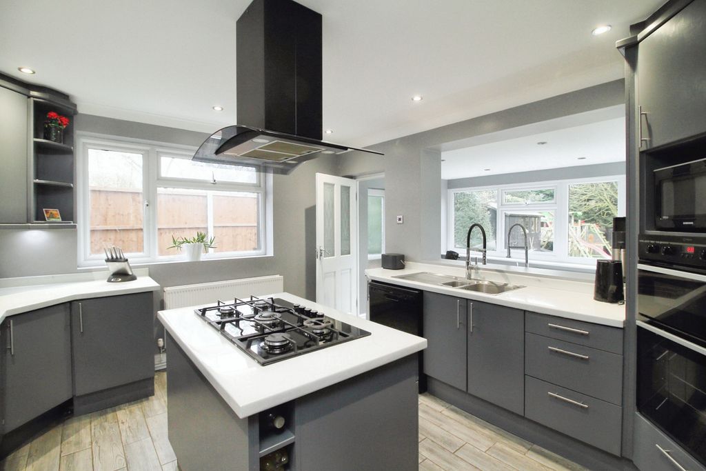 Property photo 3 of 19 Kitchen