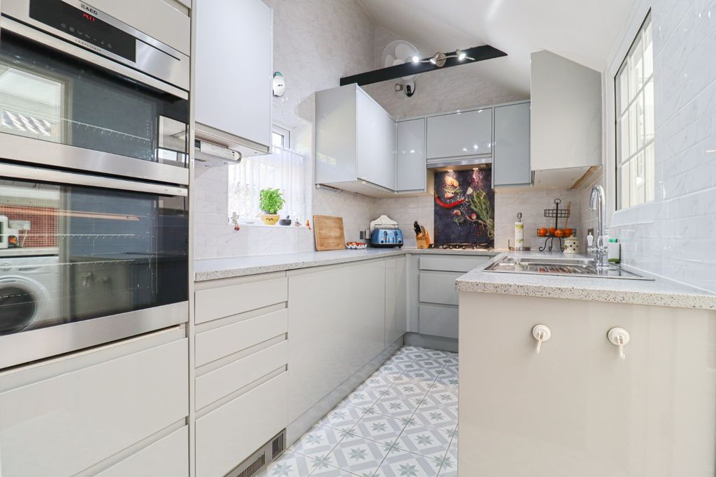 Property photo 2 of 30 3545435