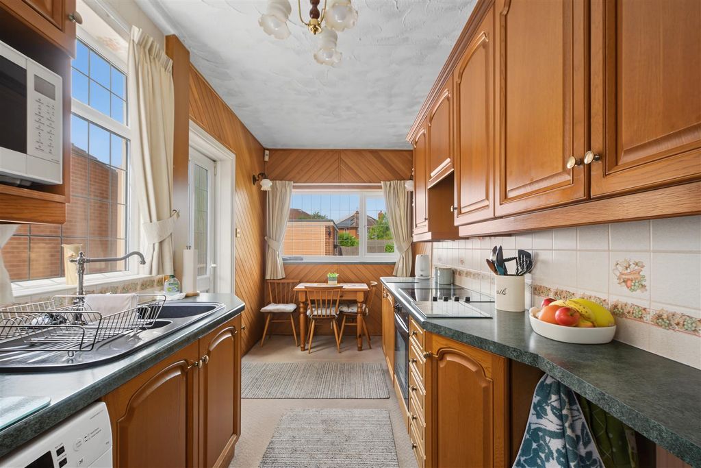 Property photo 3 of 18 Breakfast Kitchen