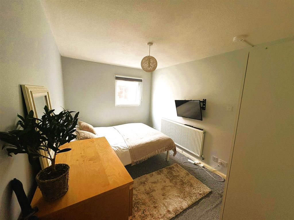 Property photo 3 of 9 Room