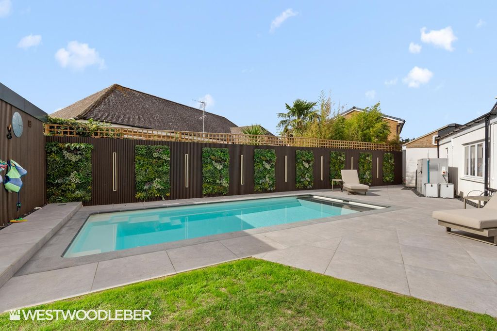 Property photo 2 of 50 Warnersavenue_51.Jpg