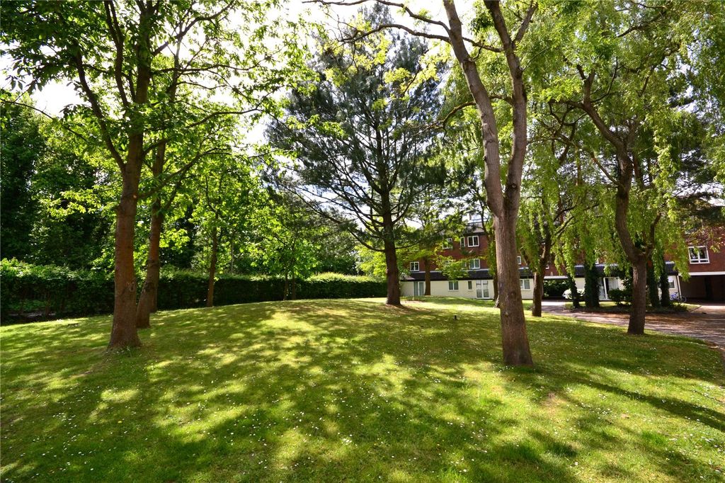 Property photo 3 of 6 Communal Gardens