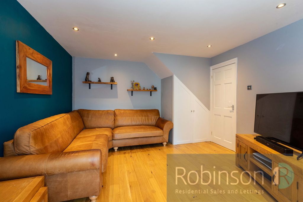 Property photo 3 of 19 42 Hellyer Way-15