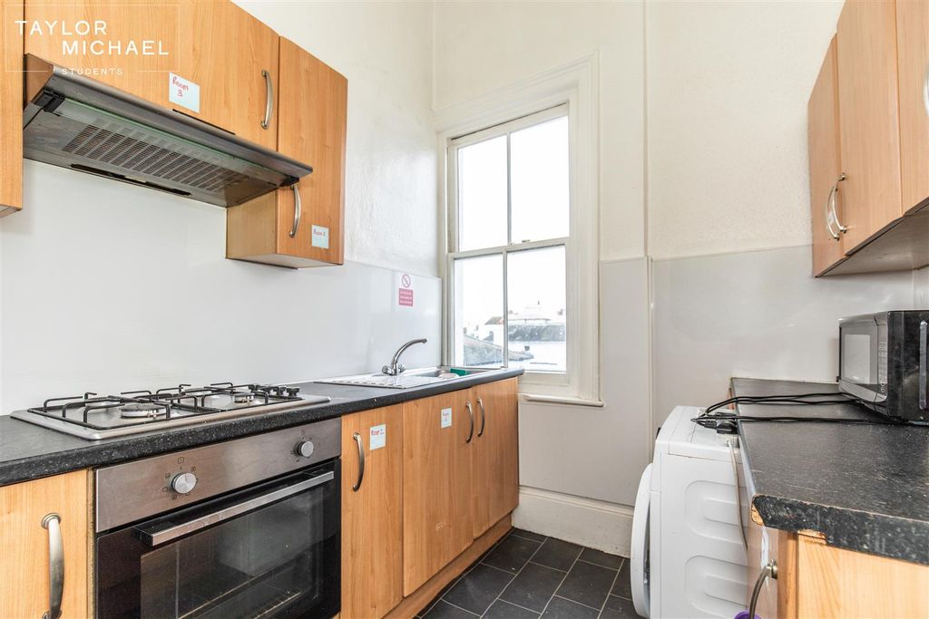 Property photo 3 of 7 Shared Kitchen