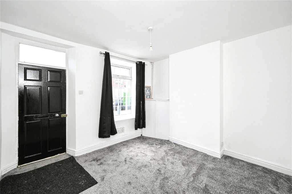 Property photo 2 of 15 Lounge