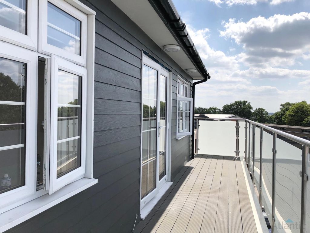 Property photo 1 of 9 Large 2 Bedroom Flat