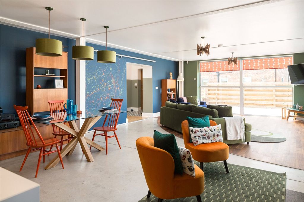 Property photo 2 of 24 Kitchen/Living