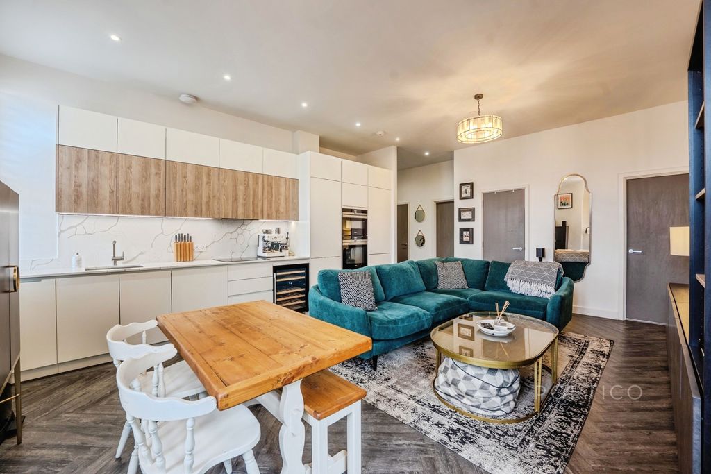 Property photo 3 of 11 Pbox-Img.Jpg
