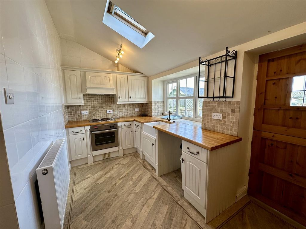 Property photo 3 of 12 Kitchen