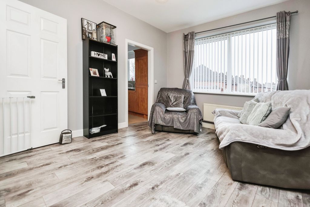 Property photo 2 of 16 Lounge