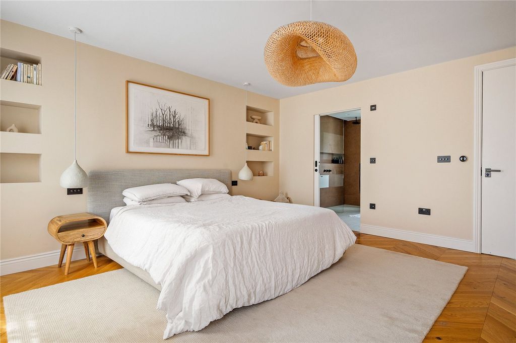 Property photo 3 of 33 Bedroom