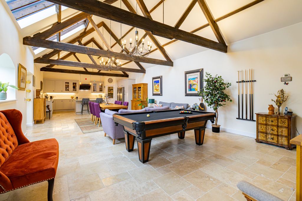 Property photo 2 of 40 4143335