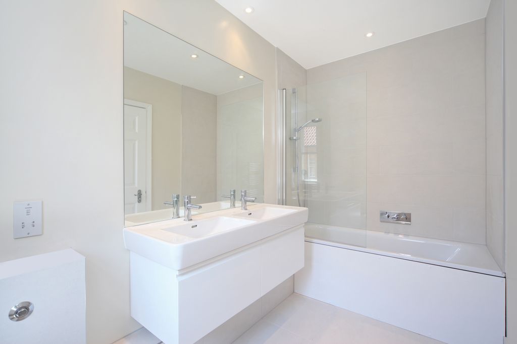 Property photo 2 of 14 Bathroom