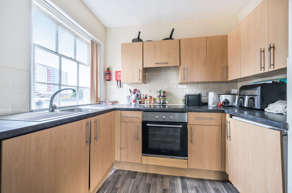 Property photo 2 of 11 1366018-4-68ee108...