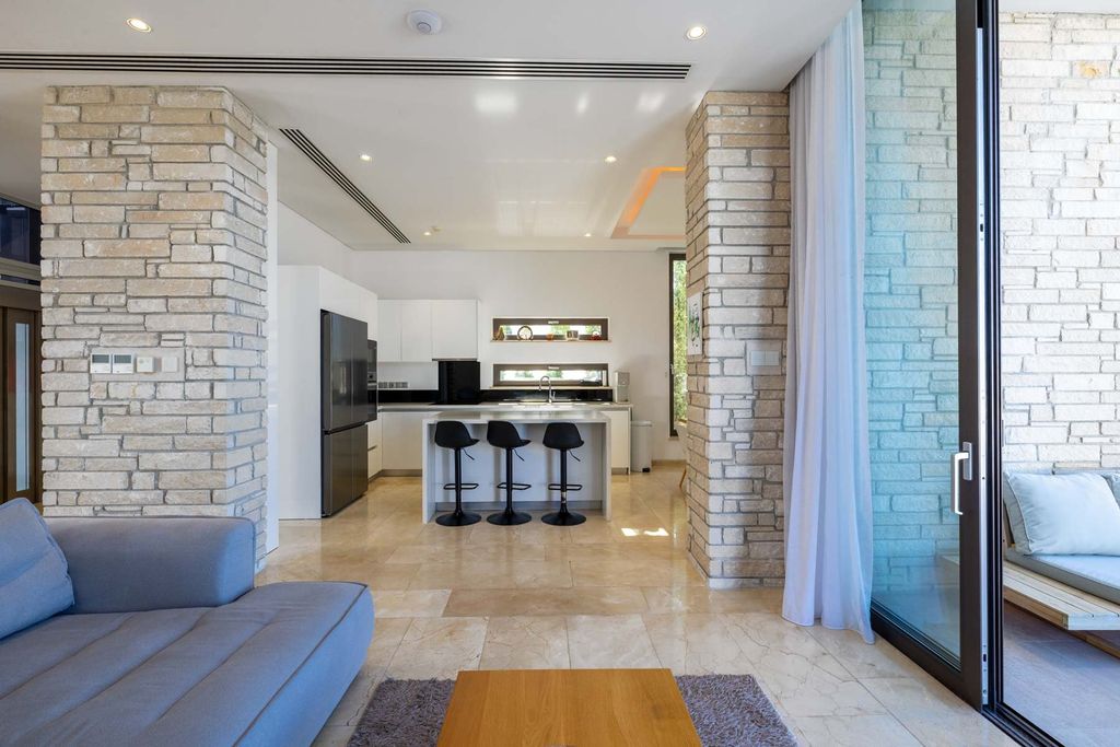 Property photo 2 of 28