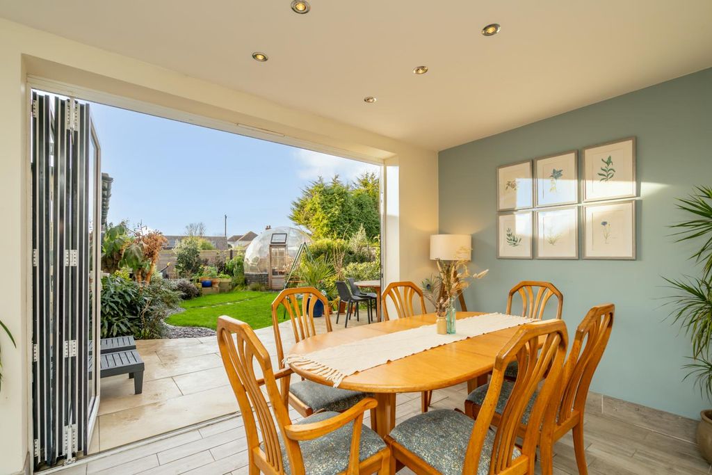 Property photo 3 of 22 Dining Area And Garden.Jpg