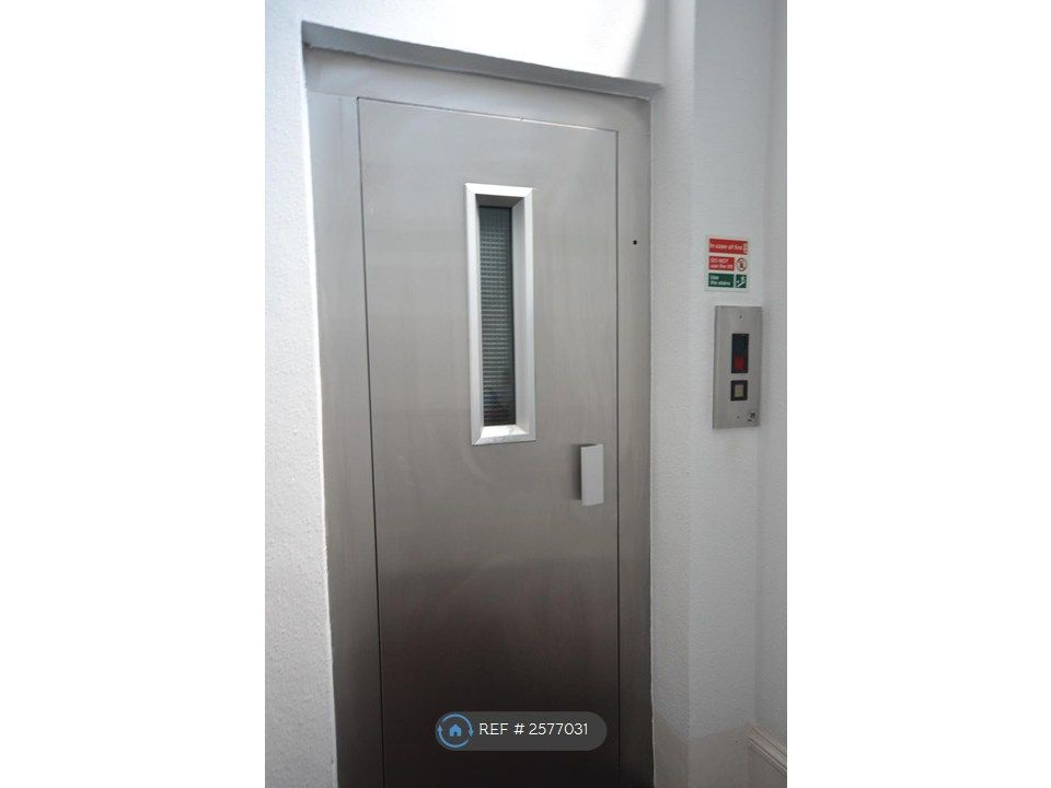 Property photo 3 of 14 Lift