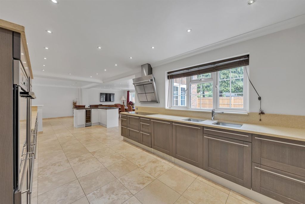 Property photo 3 of 20 Kitchen