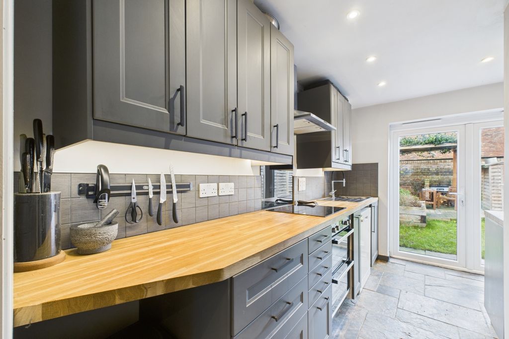 Property photo 3 of 11 Kitchen