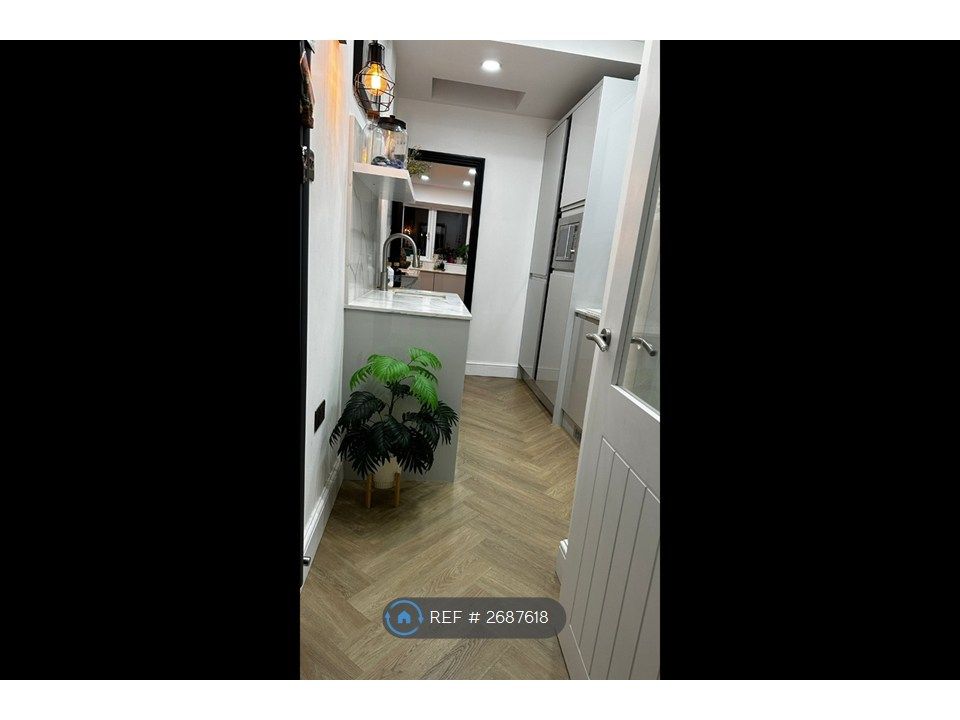 Property photo 3 of 9 Kitchen1