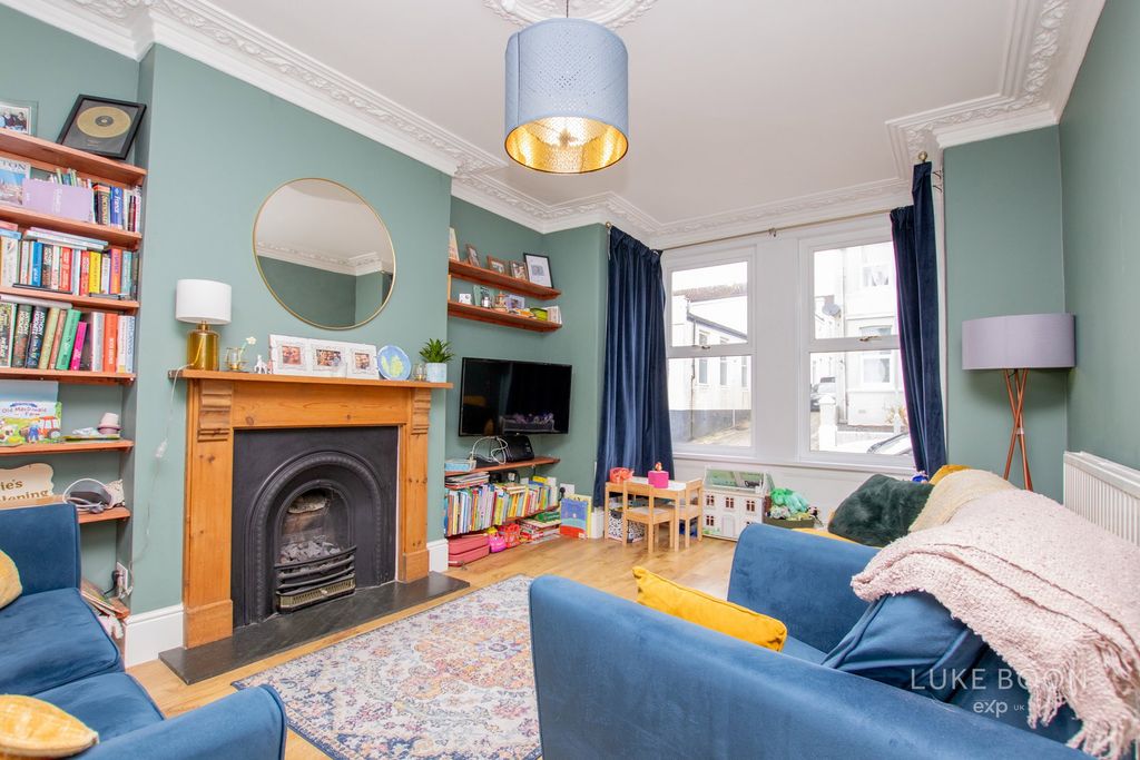 Property photo 2 of 17