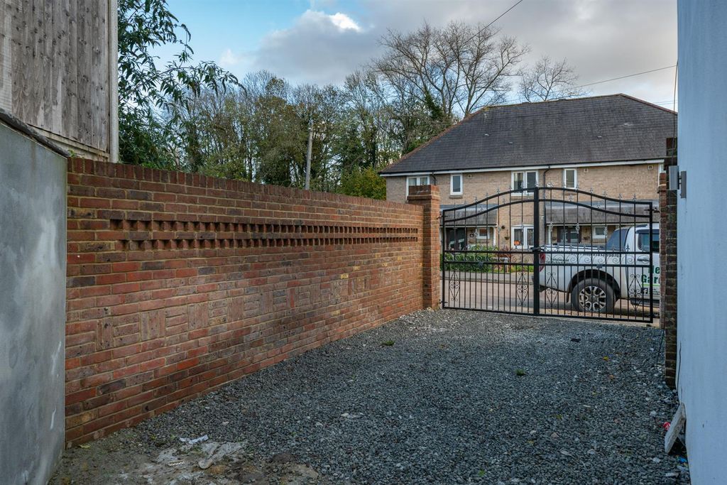 Property photo 3 of 11 Driveway