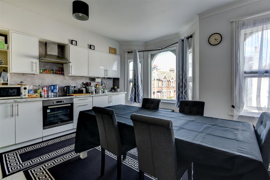 Property photo 2 of 11 3Eastcourt-11.Jpg