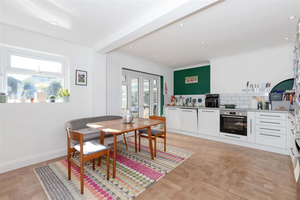 Property photo 2 of 21 Raleigh Crescent_15.Jpg