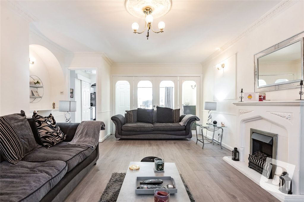 Property photo 3 of 24 Lounge