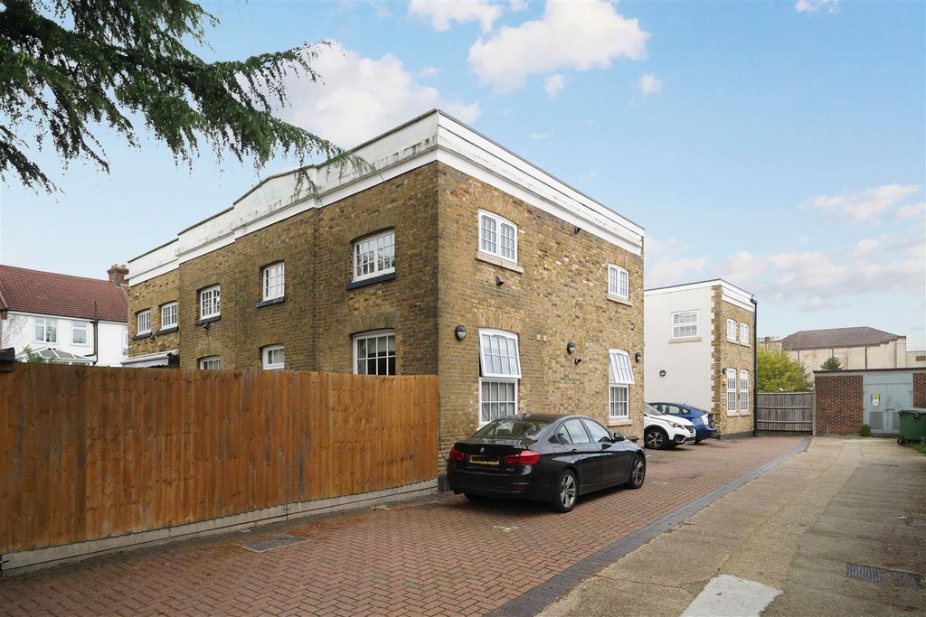 Property photo 1 of 15 3 Glebelands Court (10).Jpg