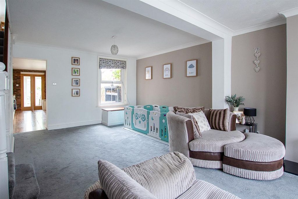 Property photo 3 of 19 Livingroom.Jpg