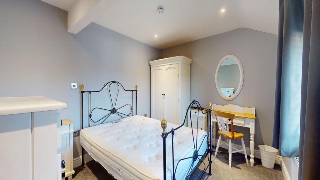 Property photo 1 of 7 Bedroom 1 - Angle 1