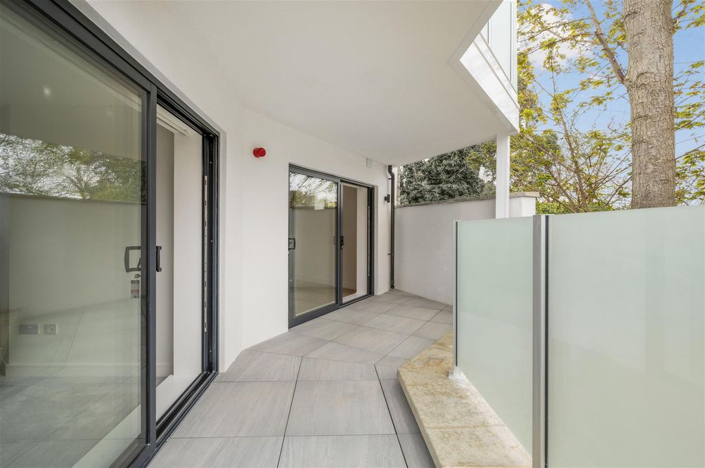 Property photo 3 of 10 Flat 3,7.Jpg