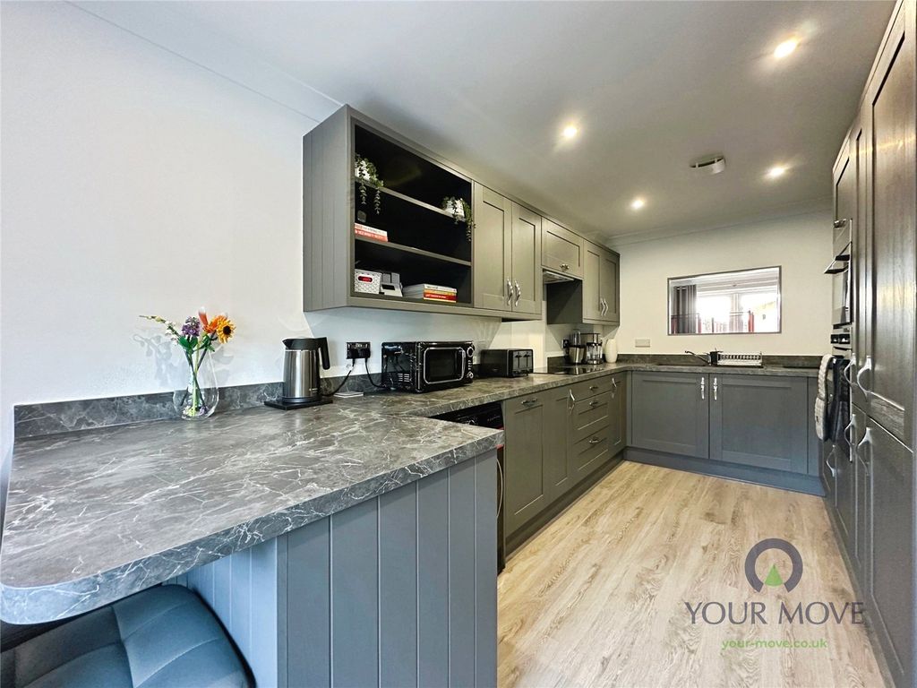 Property photo 3 of 25 Kitchen