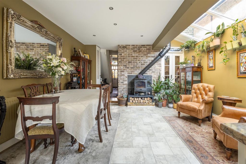 Property photo 3 of 39 Carnarvon Road, E18