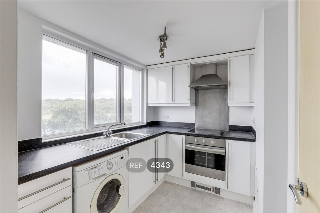 Property photo 3 of 11 Kitchen