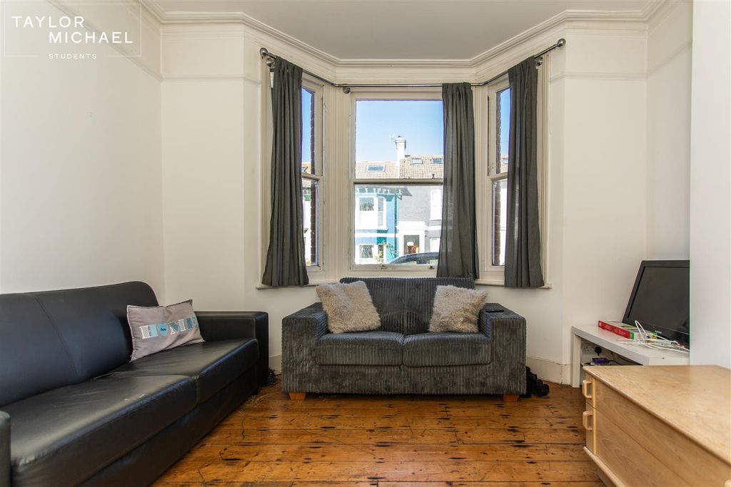 Property photo 2 of 21 Living Room