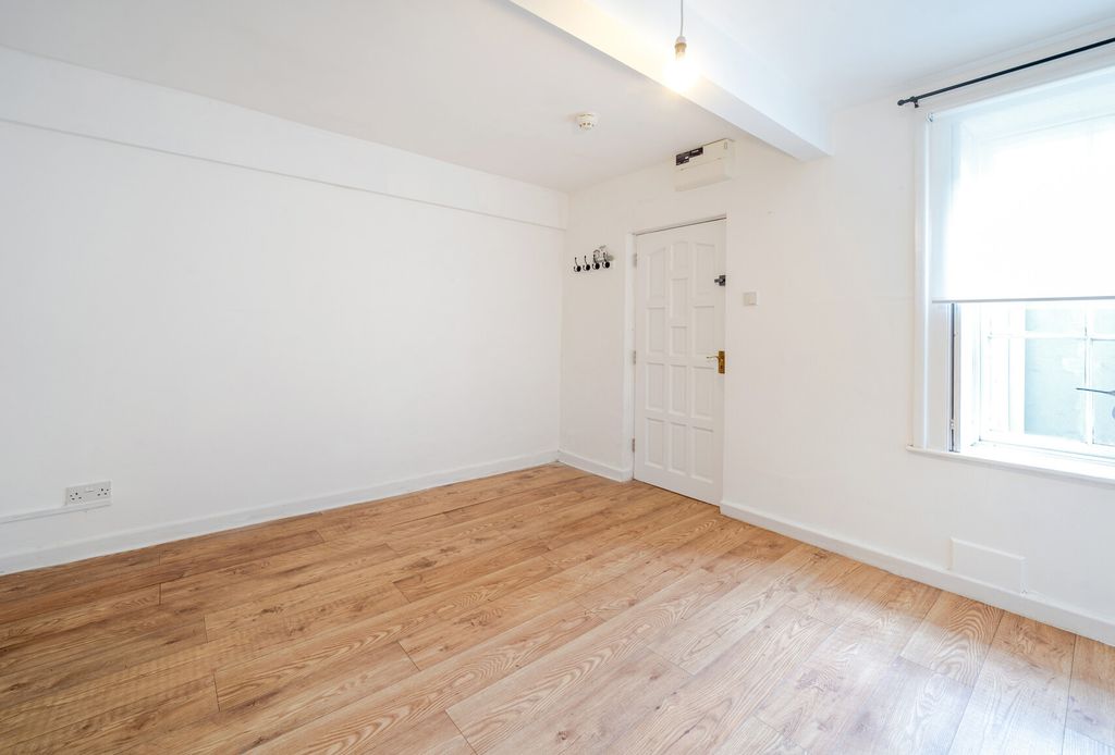 Property photo 2 of 9 1303160-9-6846E63...