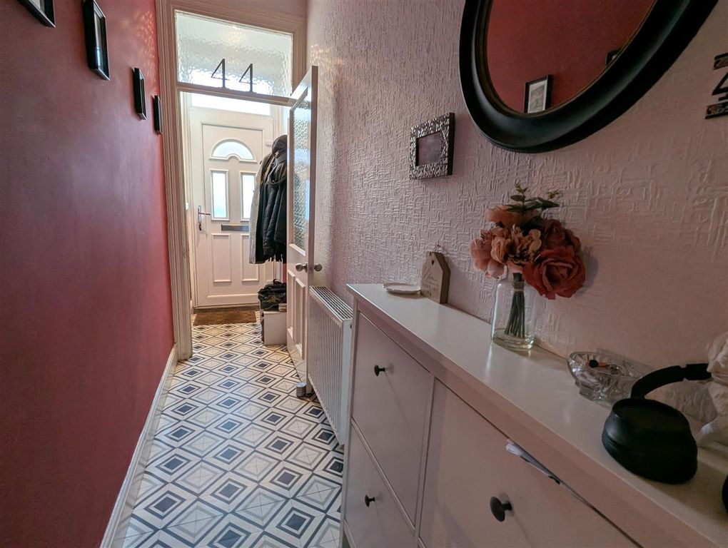 Property photo 3 of 10 Entrance Hall