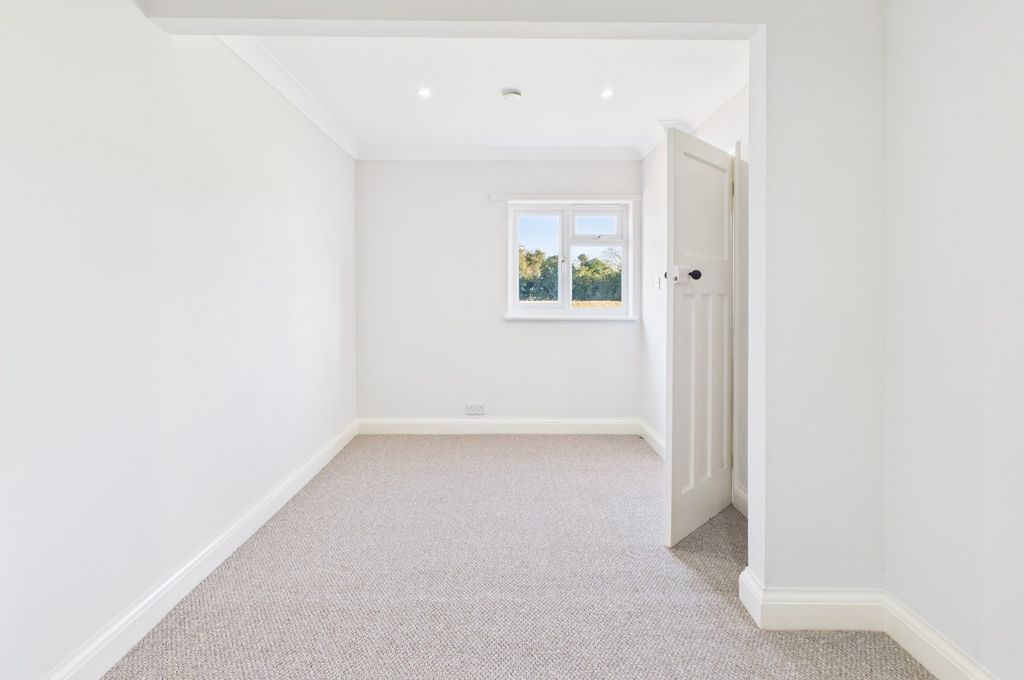 Property photo 3 of 14 Cam02519G0-Pr0373-Still007