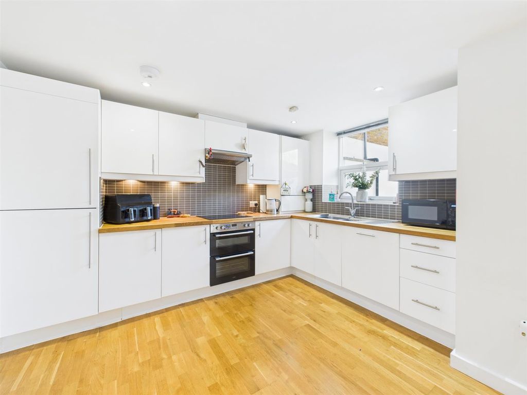 Property photo 3 of 15 Cam05080G0-Pr0224-Still020.Jpg