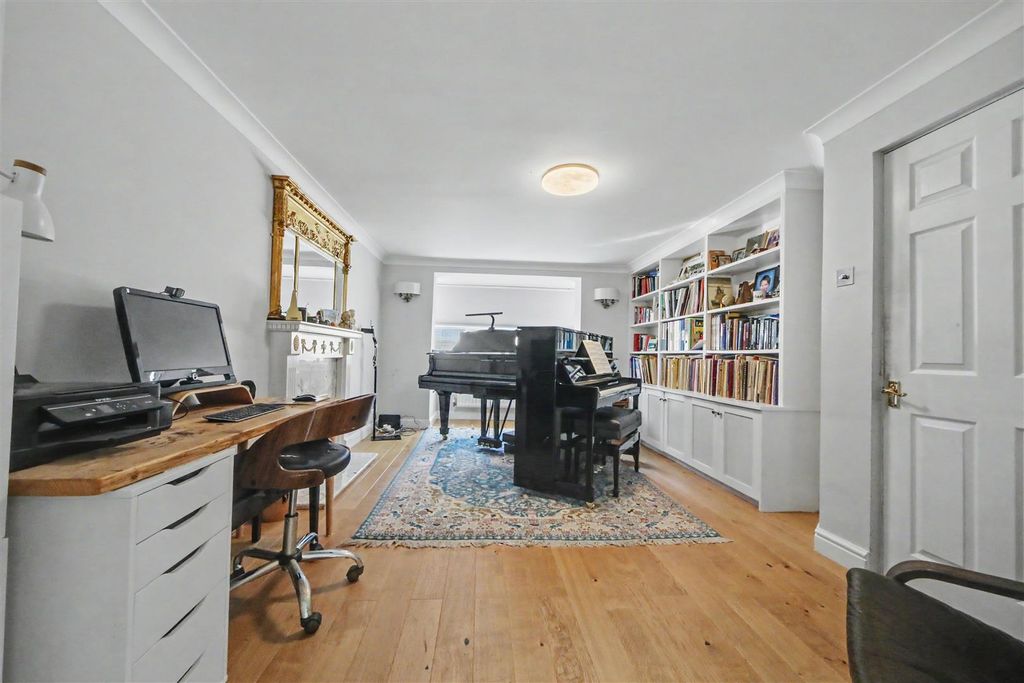 Property photo 2 of 19 Lounge (1).Jpg