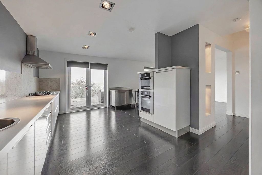 Property photo 3 of 19 Kitchen/Living