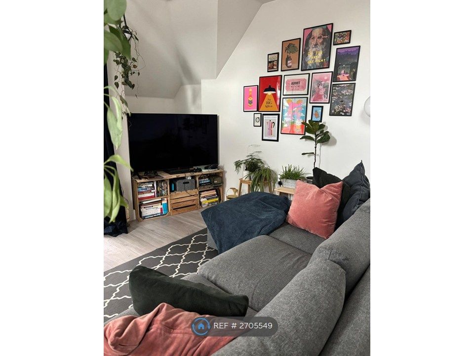 Property photo 3 of 19 Lounge