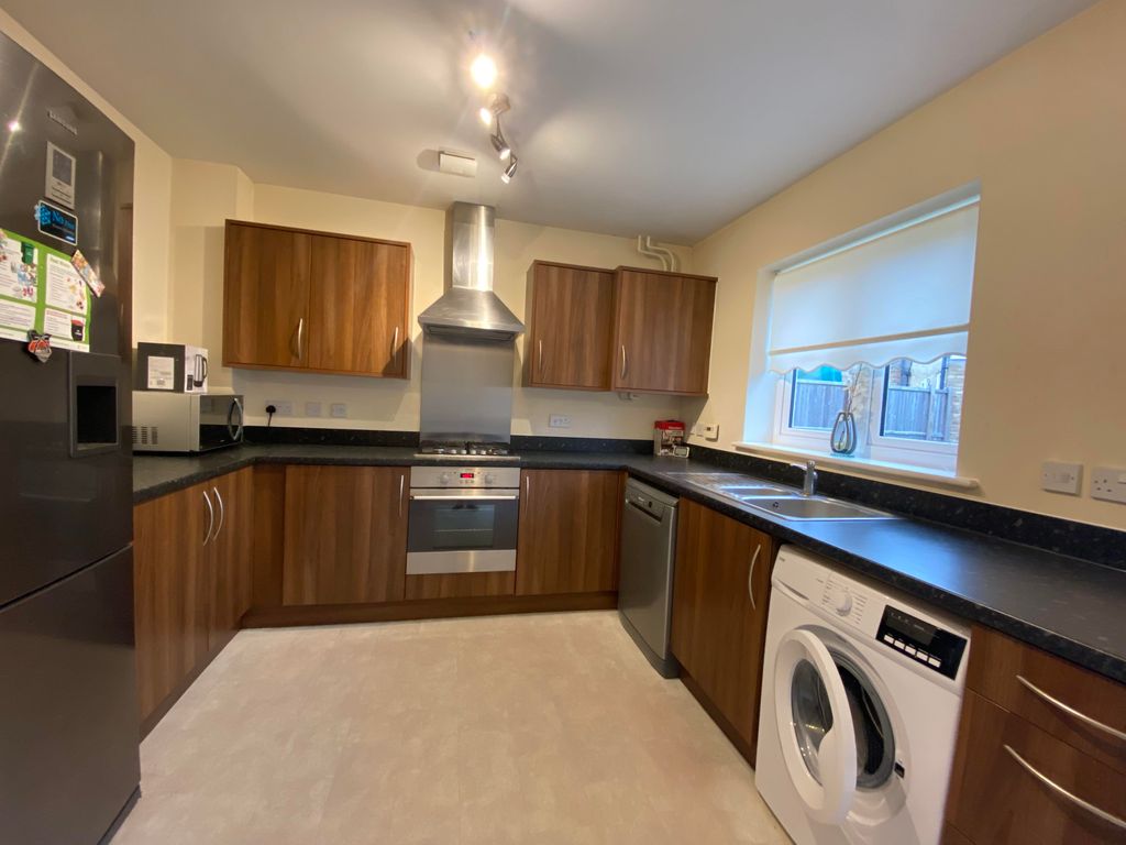 Property photo 3 of 12 Kitchen