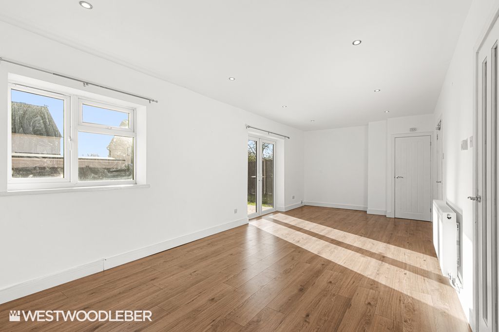 Property photo 2 of 20 Hillsidecrescent_1